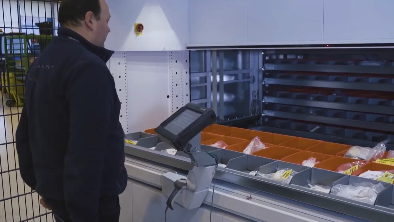 Almacenes verticales Modula instalados en Safran, con un técnico en la bahía; fotografía de la ficha oficial del caso